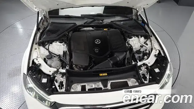 Mercedes-Benz E-Class 2024 — Photo 5/16