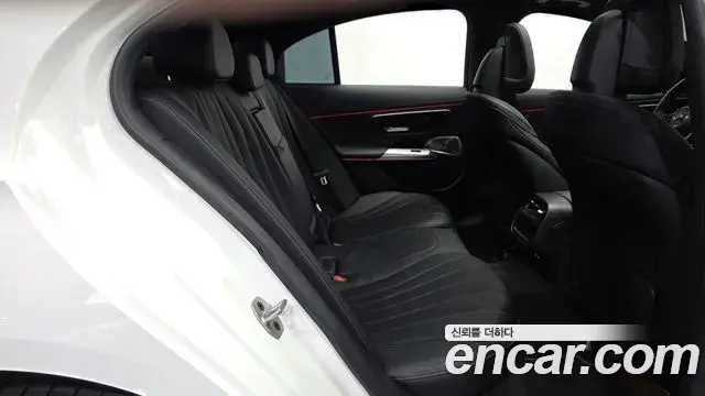 Mercedes-Benz E-Class 2024 — Photo 12/16