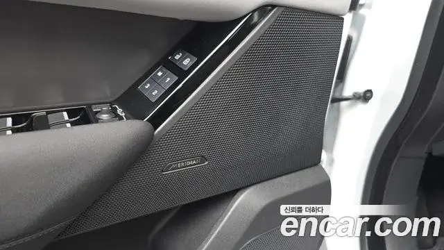 Land Rover Range Rover Velar 2024 — ფოტო 27/41