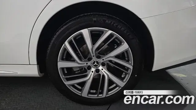 Mercedes-Benz E-Class 2024 — ფოტო 27/33