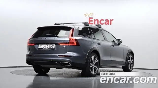 Volvo V60 Cross Country 2019 — Фото 2/20