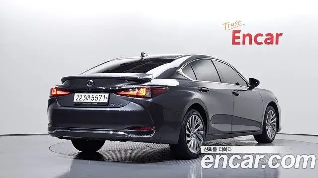 Lexus ES300h 2023 — Photo 4/20