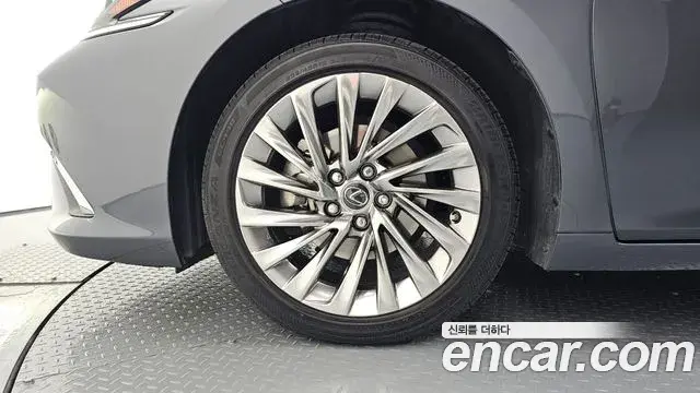 Lexus ES300h 2023 — Photo 10/20