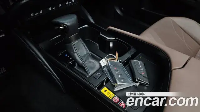 Lexus ES300h 2023 — Photo 18/20