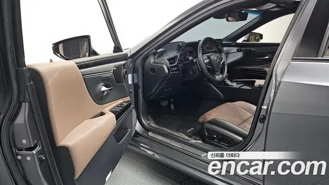 Lexus ES300h 2023 — Photo 7/20