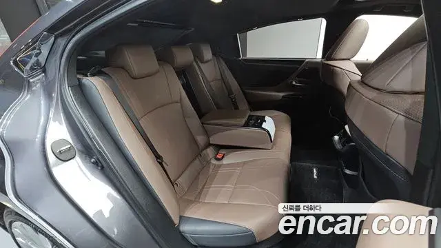 Lexus ES300h 2023 — Photo 8/20