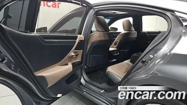 Lexus ES300h 2023 — Photo 5/20