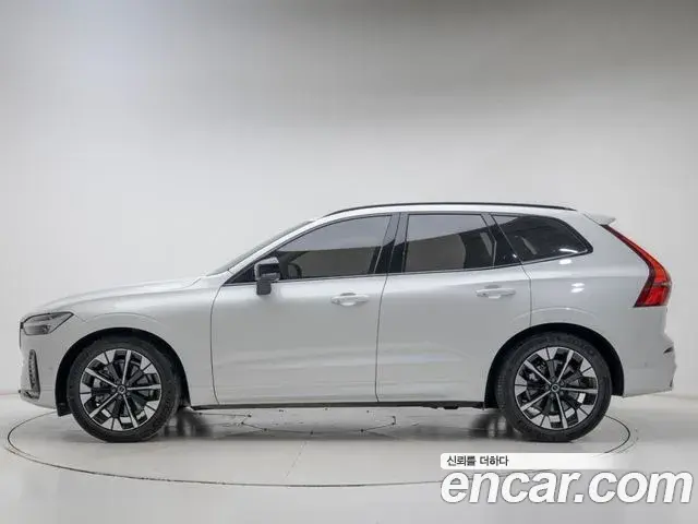 Volvo XC60 2026 — ფოტო 18/19