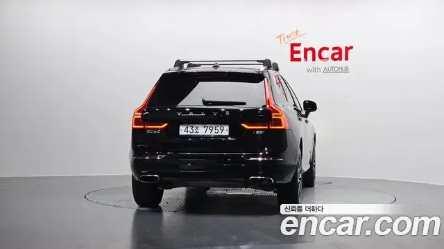 Volvo XC60 2019 — ფოტო 28/35