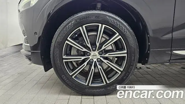 Volvo XC60 2019 — ფოტო 23/35