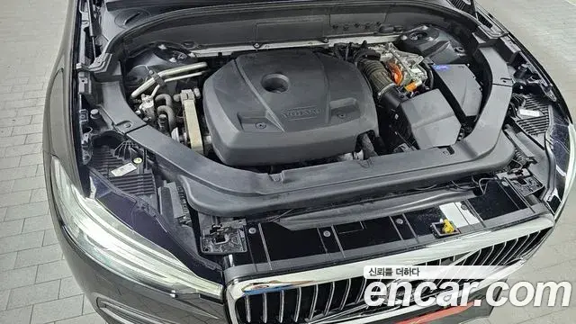Volvo XC60 2019 — ფოტო 26/35