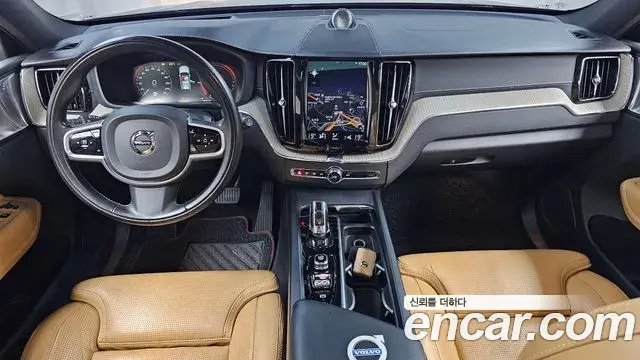 Volvo XC60 2019 — ფოტო 7/35
