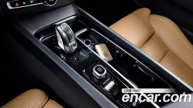 Volvo XC60 2019 — ფოტო 29/35