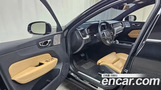 Volvo XC60 2019 — ფოტო 30/35