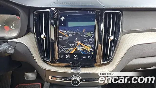 Volvo XC60 2019 — ფოტო 12/35