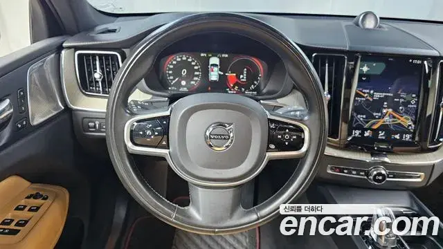 Volvo XC60 2019 — ფოტო 4/35