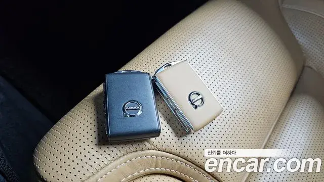 Volvo XC60 2019 — ფოტო 22/35