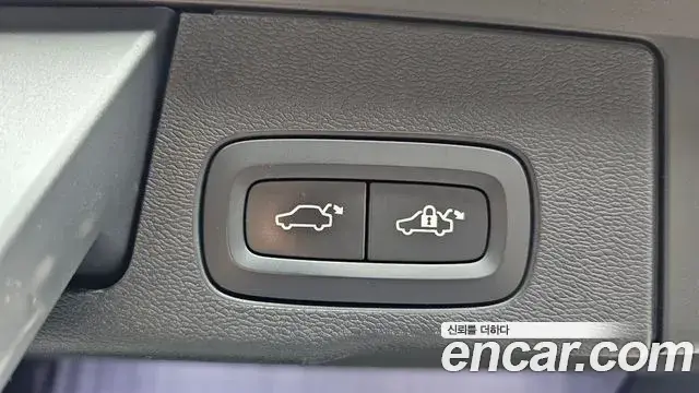 Volvo XC60 2019 — ფოტო 33/35