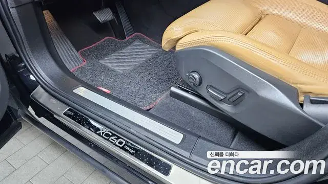 Volvo XC60 2019 — ფოტო 13/35