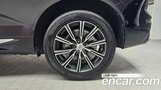 Volvo XC60 2019 — ფოტო 18/35