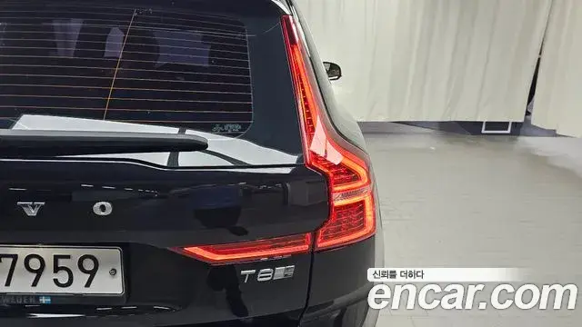 Volvo XC60 2019 — ფოტო 15/35