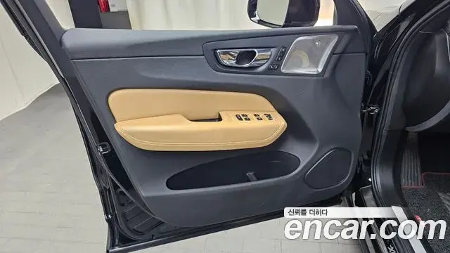 Volvo XC60 2019 — ფოტო 31/35