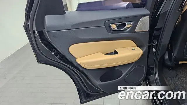 Volvo XC60 2019 — ფოტო 14/35