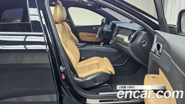 Volvo XC60 2019 — ფოტო 21/35