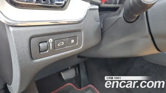 Volvo XC60 2019 — ფოტო 27/35