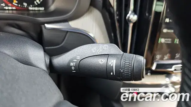 Volvo XC60 2019 — ფოტო 25/35