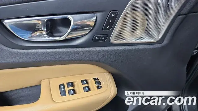 Volvo XC60 2019 — ფოტო 1/35