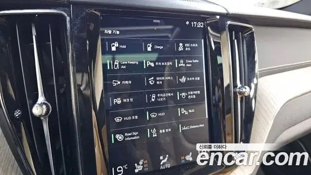 Volvo XC60 2019 — ფოტო 19/35