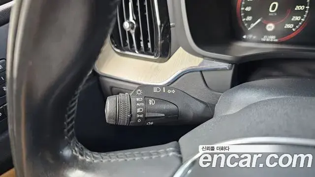 Volvo XC60 2019 — ფოტო 20/35