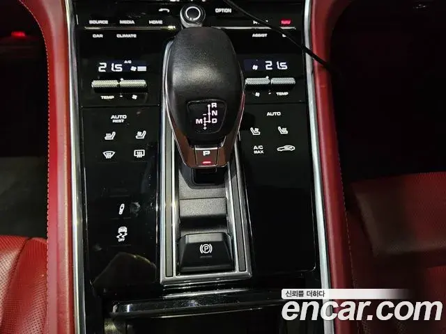 Porsche Panamera 2020 — ფოტო 17/20