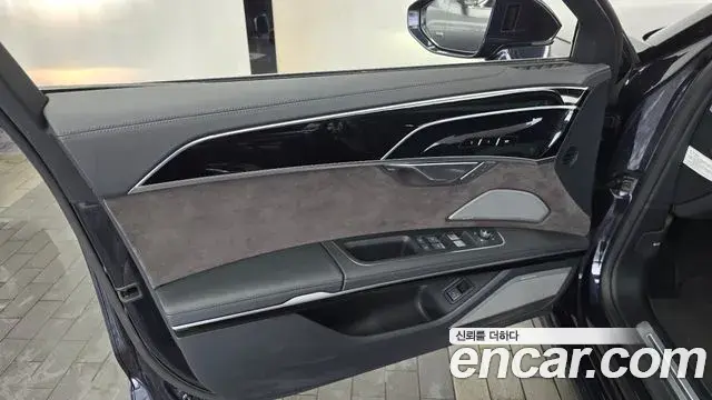 Audi A8 2021 — ფოტო 33/35