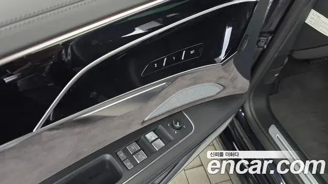Audi A8 2021 — ფოტო 29/35