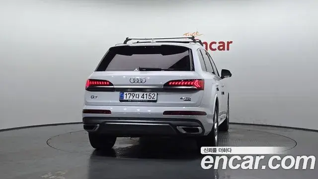 Audi Q7 2020 — Photo 17/32