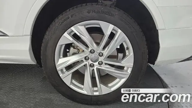 Audi Q7 2020 — Photo 11/32