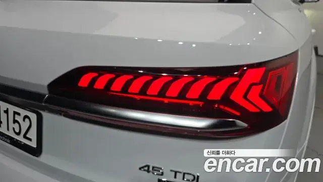 Audi Q7 2020 — Photo 7/32