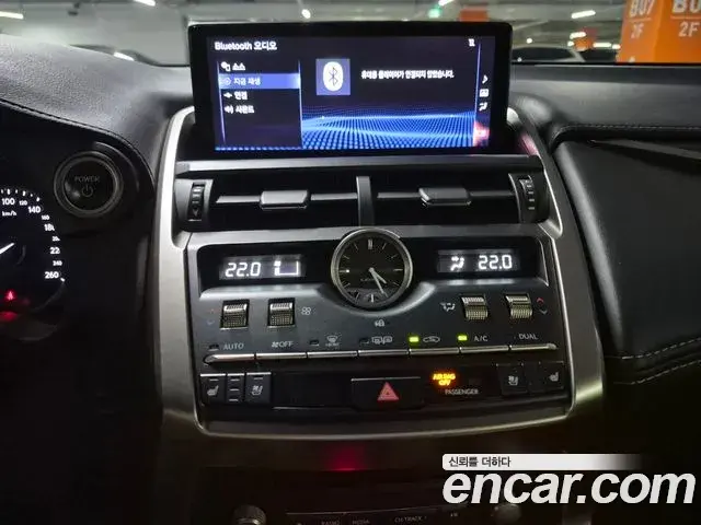 Lexus NX300h 2021 — Photo 16/20