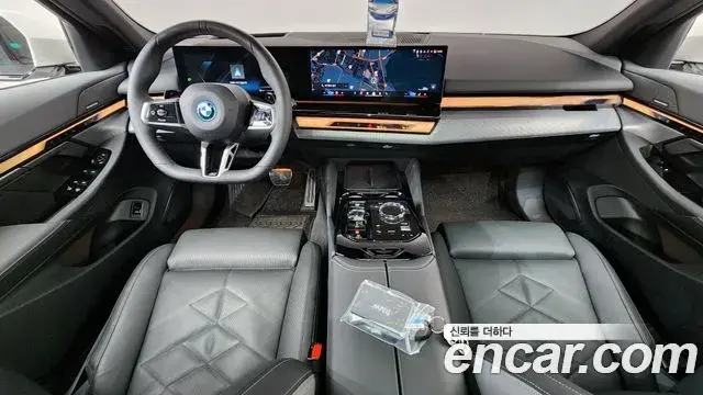 BMW 5 Series 2025 — Photo 31/35