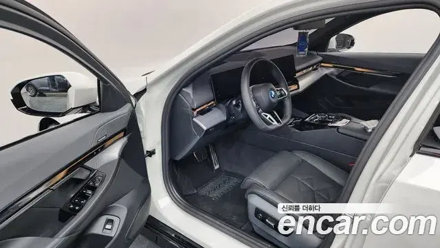 BMW 5 Series 2025 — Photo 18/35