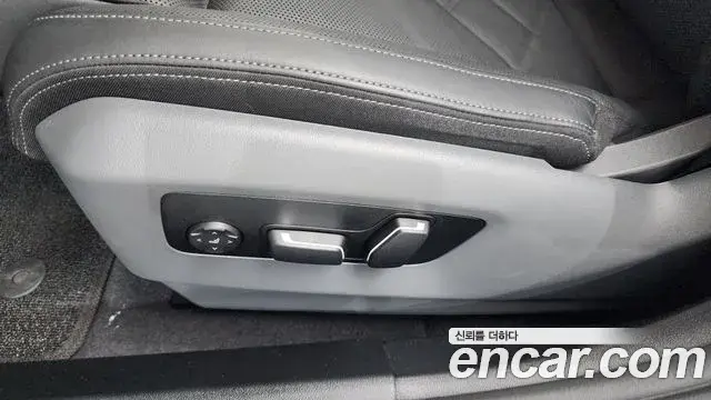 BMW 5 Series 2025 — Photo 28/35