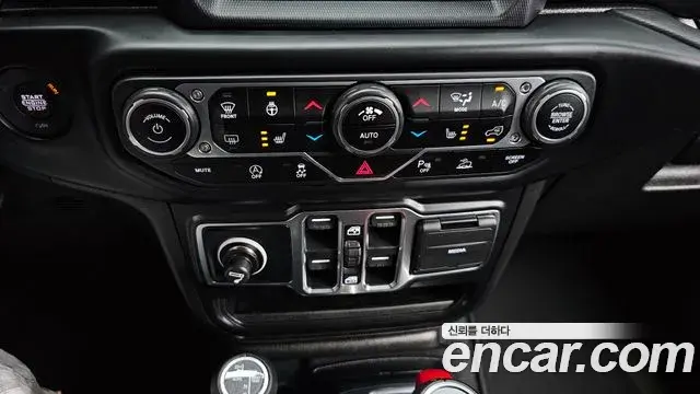 Jeep Wrangler 2021 — ფოტო 13/20