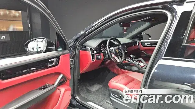 Porsche Cayenne 2022 — Photo 17/36