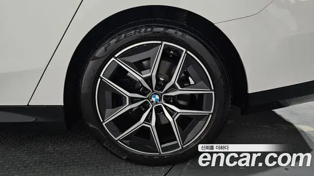 BMW 5 Series 2025 — Photo 24/34