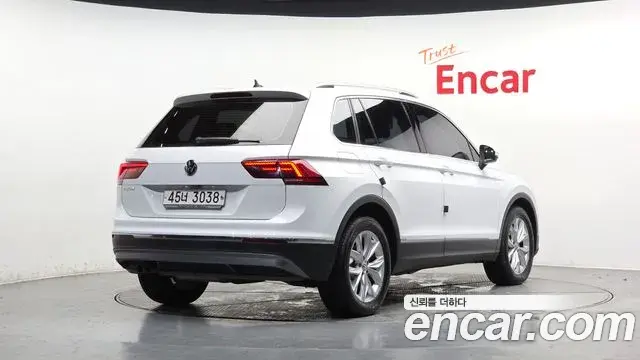 Volkswagen Tiguan 2018 — Şəkil 24/32