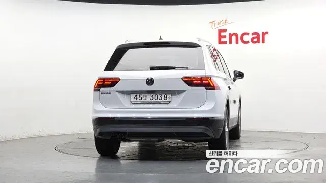 Volkswagen Tiguan 2018 — Şəkil 31/32