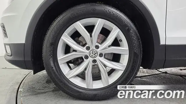 Volkswagen Tiguan 2018 — Şəkil 12/32