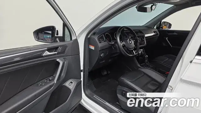 Volkswagen Tiguan 2018 — Şəkil 28/32